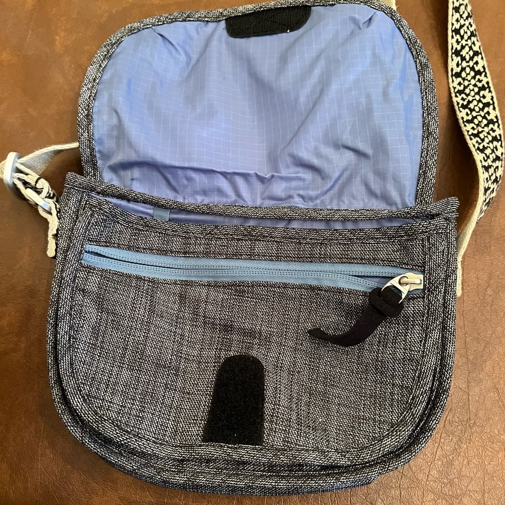 Keen Blue and White Crossbody Bag - Picture 5 of 6
